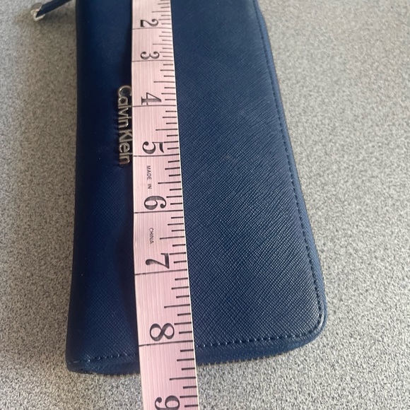 Calvin Klein Dark Blue Zippered Leather Wallet - Picture 7 of 8